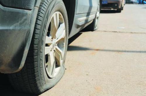 十多辆车清晨路边趴窝 原来是居委会放气整治