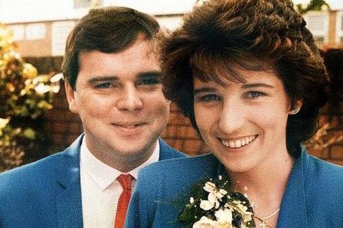 52岁女子将丈夫骨灰放入烟花 纪念结婚30周年