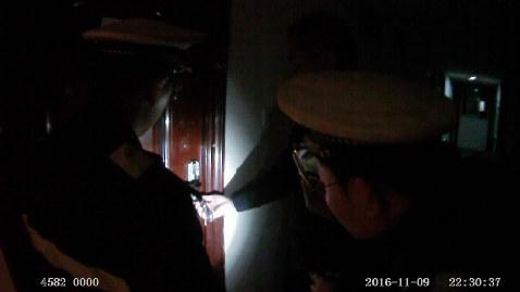 奇葩女偷 顺走衣服嫌颜色不好看回去换被抓