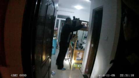 奇葩女偷 顺走衣服嫌颜色不好看回去换被抓