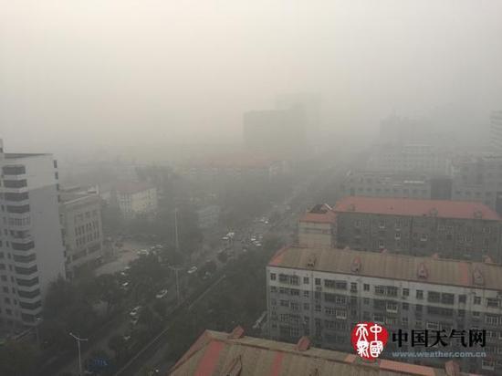 昨天上午9时，石家庄市区能见度仅100米，交通拥堵。（高贝贝 摄影）