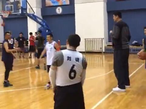 姚明与众名嘴打赌罚球 手感惊人干扰下连中30