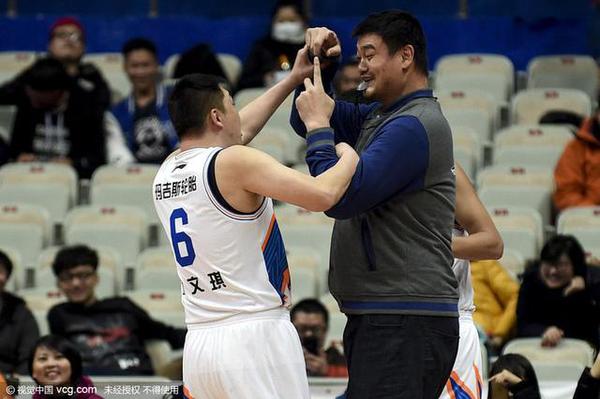 姚明与众名嘴打赌罚球 手感惊人干扰下连中30
