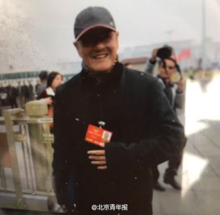 赵本山低调现身政协会议开幕 进场遭围堵