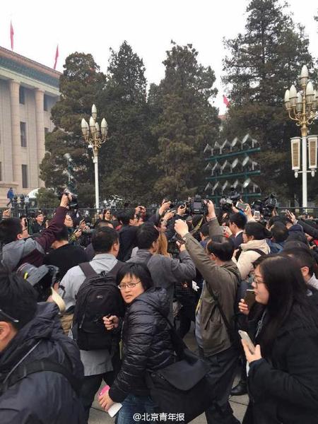 赵本山低调现身政协会议开幕 进场遭围堵