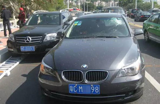 壕！女大学生借凯迪拉克在珠海连撞奔驰宝马