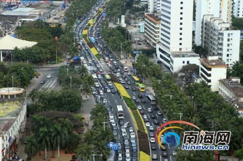 2014年2月5日，大年初六正值海南自驾旅客回程高峰，海口秀英港和南港码头滞留千辆车排长龙。目前，港口及候船室秩序正常，旅客在站务人员和志愿者帮助下按班期分批登船。图为?？诟劭诼胪罚土舻某盗九懦ざ?。(海报集团全媒体中心记者 张茂 摄)