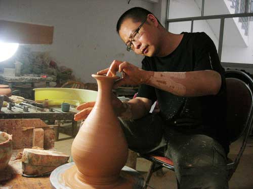 1 作者 李震 (人类非遗物质文化遗产传承人    高级工艺美术师    李氏瓷坊第五代传人)