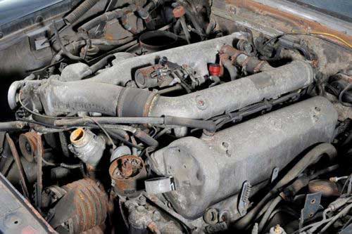 这辆车似乎饱受磨难，车身内部已经被严重的破坏，很多车身部件都被腐蚀。