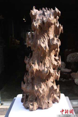 图为高约50公分、重6.5公斤的沉香木摆件?！⊥跤兰恰∩? id=