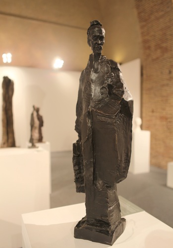 图8.《数学家祖冲之》青铜 71×36×31cm 2012年