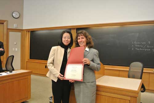 接受哈佛大学法学院的培训证书