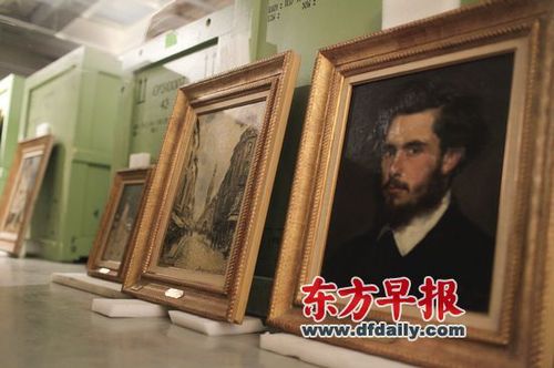 展览现场摆着刚被开箱取出的画作。右边这幅莫奈肖像是卡罗吕斯·迪朗所画，左边是戎金的作品《亚维农》，它们都是莫奈收藏的朋友作品。早报记着 高剑平 图