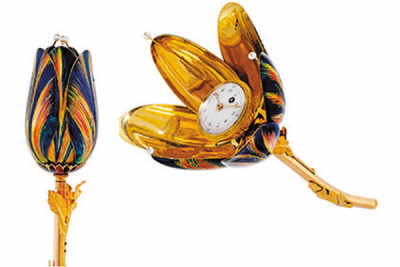 郁金香形，金及珐琅镶珍珠郁金香形时针，配隐藏表盘，约1810年制，在香港佳士得2013年春拍中以43.75万港元（约合人民币35万元）成交。