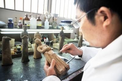 ▲对粘接好的部分补缺。