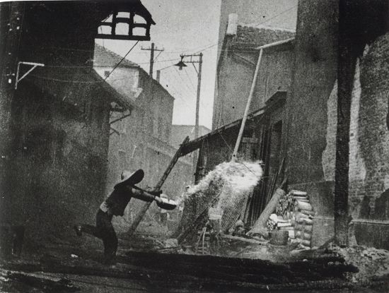 1938年7-9月间，汉口，一次日军的空袭之后。