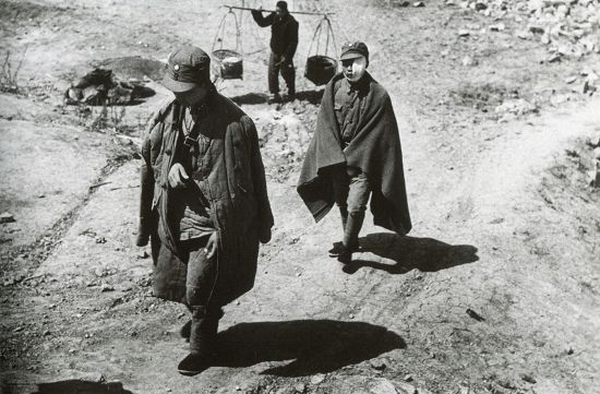 台儿庄战役之后，一些受伤的士兵必须步行几英里才能到达火车路过之地。