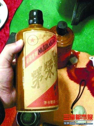在长沙天心阁收藏市场上销售的老酒。 记者 梁兴 摄