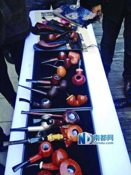 “名流烟斗话春秋”时尚派对上，斗友们在晒自己的烟斗。