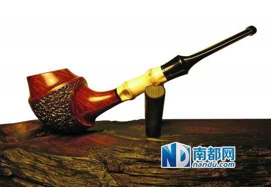 游能设计和制作的第一把纯手工烟斗——骨气斗。