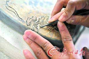 雕刻是个精细活，一丝一毫都马虎不得。经过长时间的雕刻，不少人手上早已长满老茧。