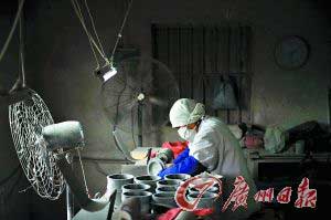 初步雕琢石材粉尘大，工人包得严严实实的。