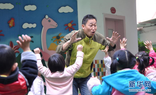 幼儿园“租”男幼师上体育课-4