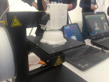 3D打印“幼童防霾口罩”模具。