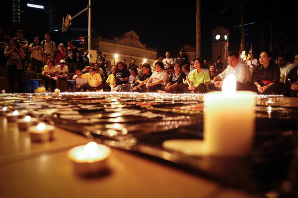 民众为MH370守夜2