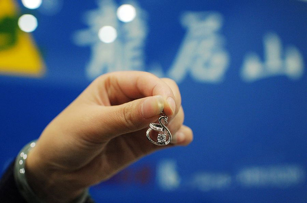 女子花1.5万-用母亲骨灰做“钻石”2