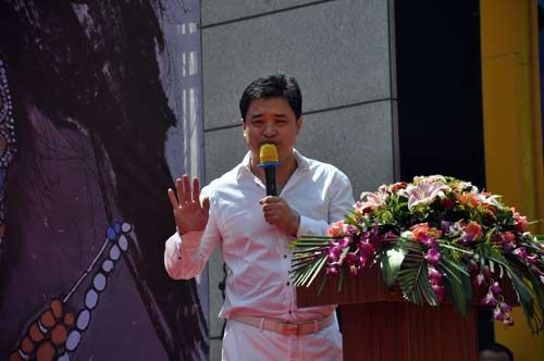 著名收藏家、松花江美术馆馆长康意江在开幕式上发言