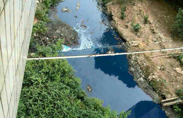 广东一企业趁暴雨偷排污水“造”红蓝河3