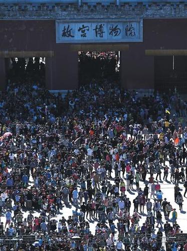 2013年10月2日，故宫迎来国庆假期游览高峰，截至中午11时30分，进院游客已超过8万人。新京报记者 侯少卿 摄