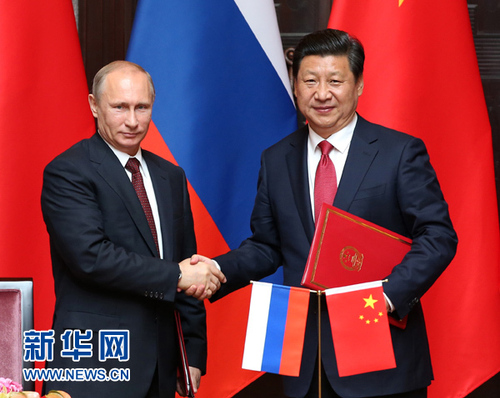 5月20日，国家主席习近平在上海同俄罗斯总统普京举行会谈。这是会谈后，两国元首共同签署《中华人民共和国与俄罗斯联邦关于全面战略协作伙伴关系新阶段的联合声明》。　　新华社记者 庞兴雷 摄