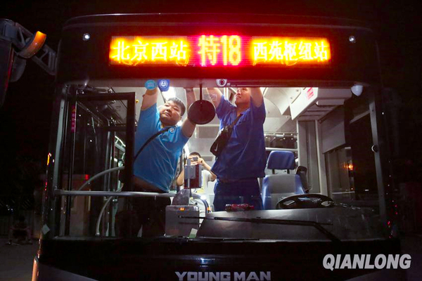 老乘客乘坐末班车挥别“京城最牛公交”728路-2