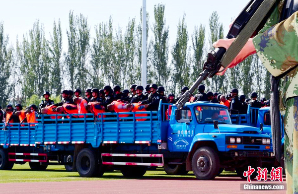 新疆伊犁州对55名暴恐犯罪分子公开宣判6