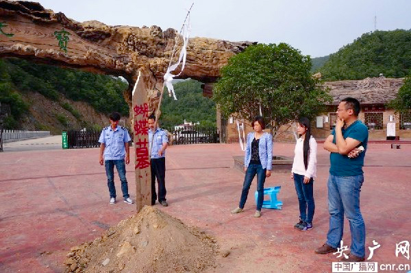 扎死蝴蝶装扮仙子事件再度发酵-广场被堆放蝴蝶墓2