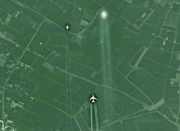 近日，来自GOOGLE地球的一张卫星图片在网络上引起不小关注。在这张“河南省驻马店市正阳县东金庄”地区的卫星地图上，出现了两架飞行中飞机，而飞机前方的是一个圆形不明飞行物，三者都拖着长长的尾迹，形成了一副追逐的画面，不少人都认为这是中国战机正在跟踪、追赶UFO的现场。