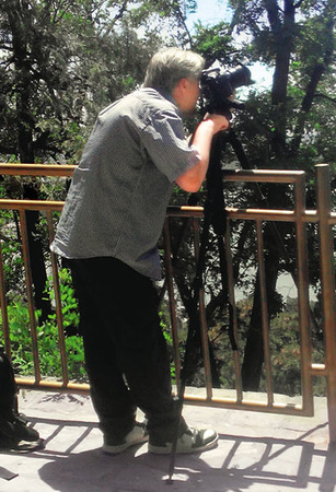 　专心拍摄的法国摄影师菲利普。本报记者　宦 佳摄