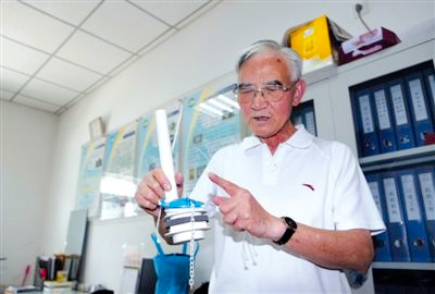 老人自制节水器帮街坊省水30万吨3