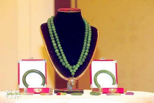 慈禧朝珠起拍价1.8亿元2