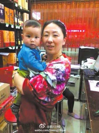 　孩子和家人的合影。微博截图