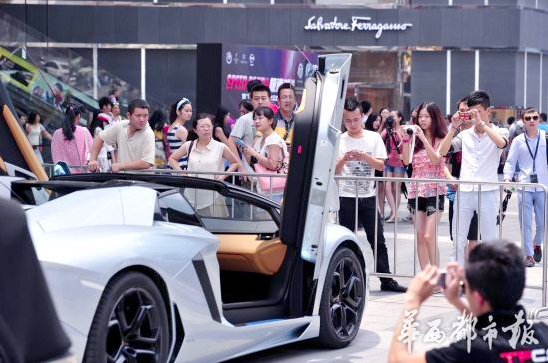 近百辆豪车聚集成都春熙路引发围观5