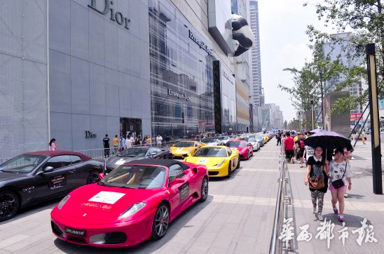 近百辆豪车聚集成都春熙路引发围观4