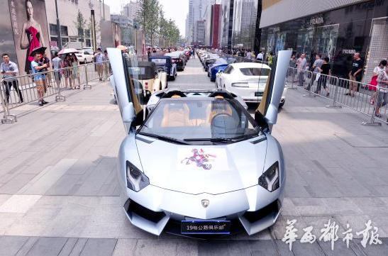 近百辆豪车聚集成都春熙路引发围观2