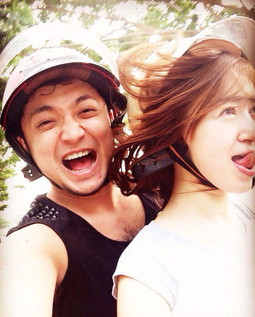 　2013年11月16日，央视《开心辞典》主播尼格买提晒与妻子一起坐摩托车的照片。