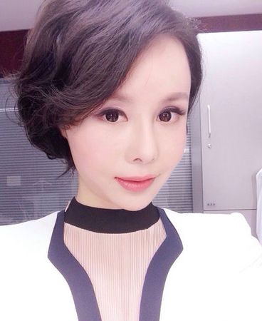 　2014年4娿4日，央视五套《体育新闻》女主播朱晓琳在工作前晒自拍照。