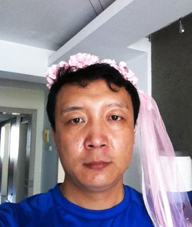 2011年9月4日，央视《道德观察》《今日说法》栏目主持人路一鸣在参加完主持人足球比赛后回到家，获女儿送粉色胜利者桂冠作为礼物，之后在微博上晒出自己戴着粉色桂冠的照片。