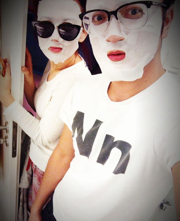 2014年1月11日，央视《开心辞典》主播尼格买提晒出一张与妻子敷面膜的照片。