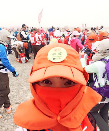 2014年5月23日，央视《朝闻天下》主播胡蝶参加第九届商学院戈壁挑战赛，晒出自己蒙着面出席徒步活动的照片。